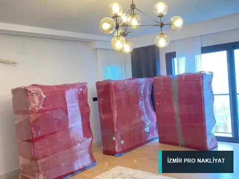 İzmir Pro Nakliyat · Kırmızı koruyucu örtülü mobilyalar · detay