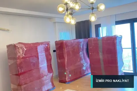 İzmir Pro Nakliyat · Kırmızı koruyucu örtülü mobilyalar